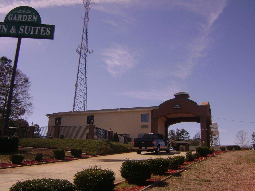 Garden & 2* Hogansville
